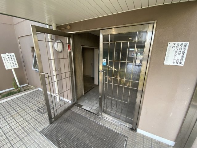 神戸市兵庫区西出町１丁目の賃貸マンションのエントランス