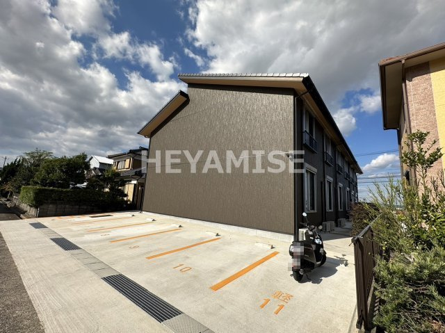 トロワジエムの駐車場