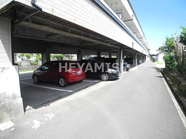 ルーシッド仲沖の駐車場