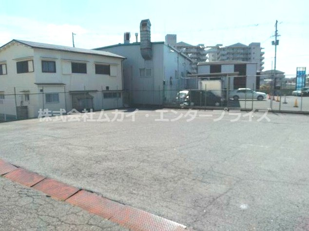 肥子町倉庫の駐車場