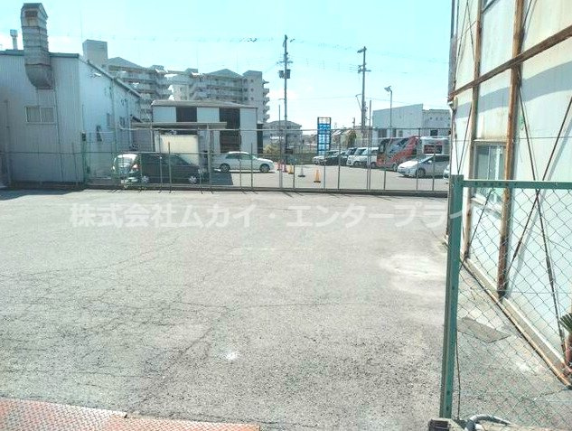 肥子町倉庫の駐車場