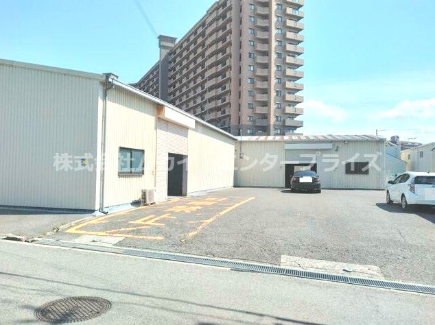肥子町倉庫の駐車場