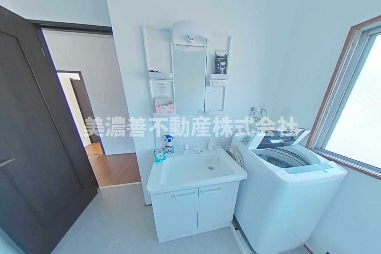 ６５３３７　岐阜市雄総桜町３丁目住居付き店舗の独立洗面台