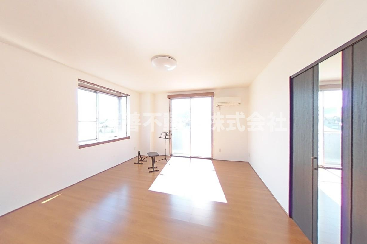 ６５３３７　岐阜市雄総桜町３丁目住居付き店舗の居間・リビング