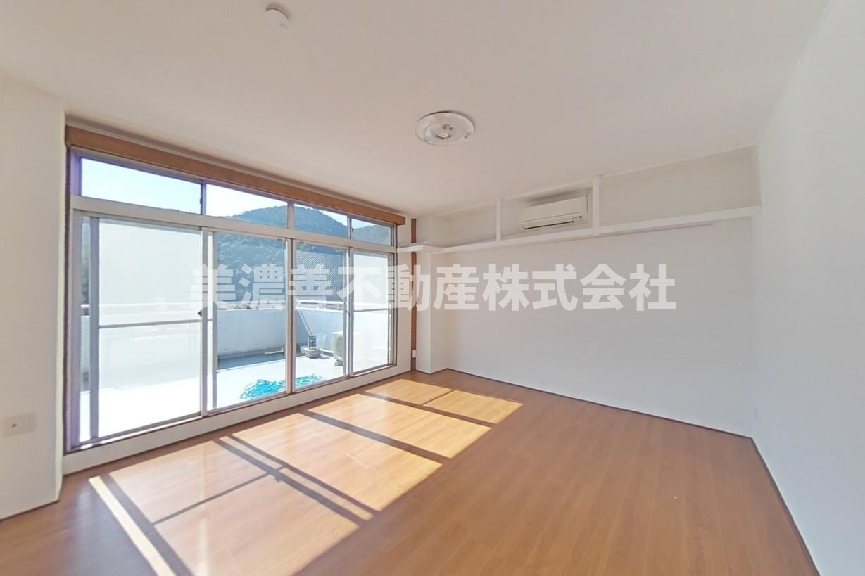 ６５３３７　岐阜市雄総桜町３丁目住居付き店舗の居間・リビング