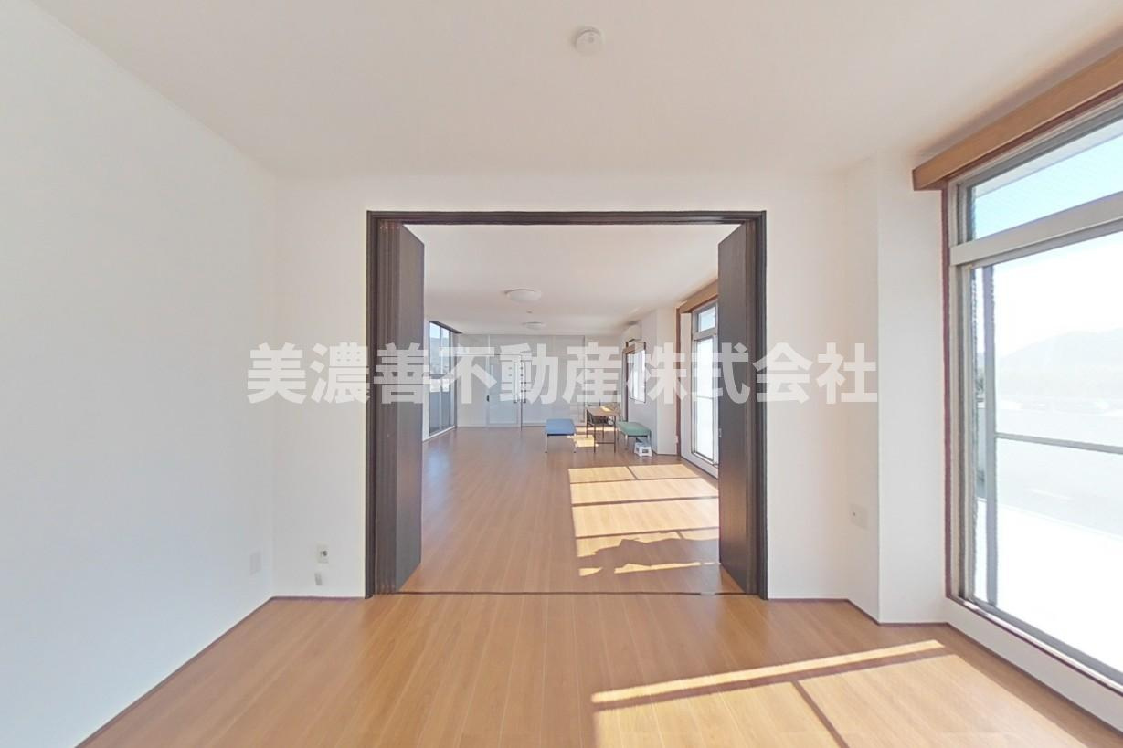 ６５３３７　岐阜市雄総桜町３丁目住居付き店舗の居間・リビング