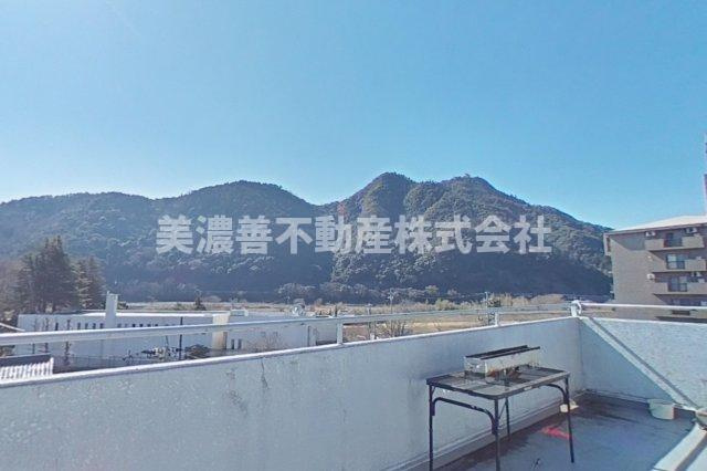 ６５３３７　岐阜市雄総桜町３丁目住居付き店舗のバルコニー