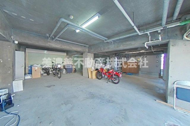 ６５３３７　岐阜市雄総桜町３丁目住居付き店舗の駐車場