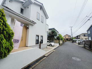 【前面道路含む現地写真】 | 前面道路幅6ｍ　駐車もラクラク♪