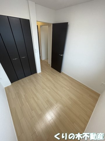 【寝室】 | N Anchorage | 広くて明るい寝室