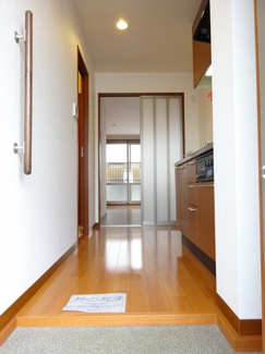 【展望】 | ※参考写真※玄関から室内への景観です！キッチンの奥に洋室8.4帖のお部屋があります♪