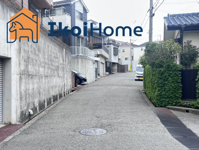 明石市太寺1丁目　中古戸建の前面道路含む現地写真|前面道路は幅員約5ｍございます。交通量少なくお車の入出庫の際も安心です♪