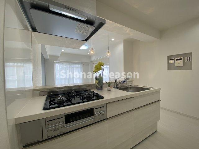 【キッチン】 | 同時に複数調理ができる３口コンロやレパートリー増えるグリルを搭載◎