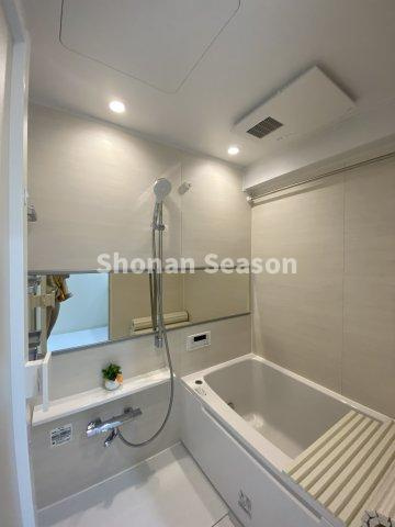 【浴室】 | 入浴時間が違っても適温に沸かし直しができる【追い焚き機能】付き。