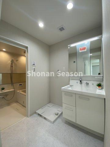 【独立洗面台】 | 髪の毛のセットや身だしなみチェックがしやすい三面鏡洗面台に新規交換