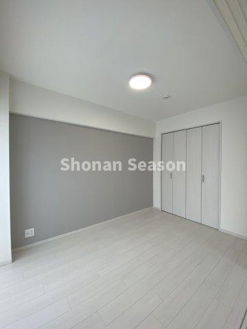 【洋室】 | ご夫婦の洋服や荷物も片付く、クローゼットが備わっています。