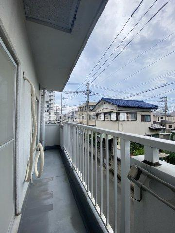 【バルコニー】 | LDKと洋室２部屋から出入りができる広々とした続きバルコニー◎