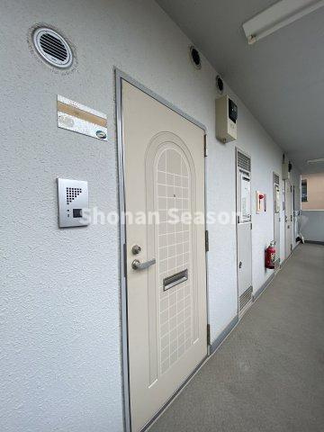 【玄関】 | 訪問者やセールスにも柔軟に対応できるモニター付きインターホン完備！