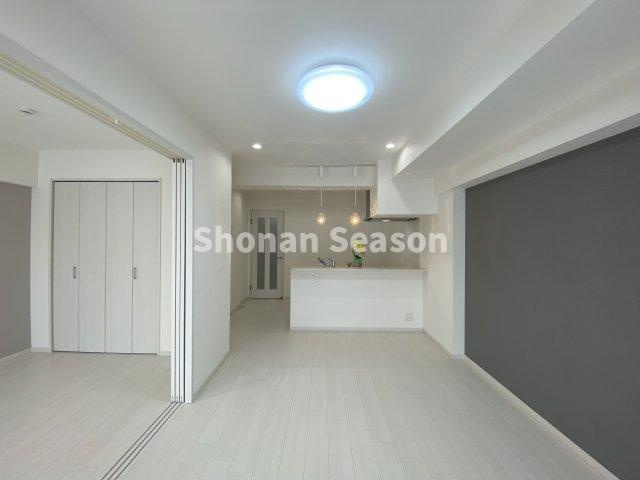 【居間・リビング】 | メリハリあるグレーのアクセントクロスに貼替えし、明るいLDKに♪