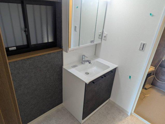 池之宮2丁目　中古一戸建ての独立洗面台|シャワー付き洗面化粧台
■物件内覧・資金計画相談・住宅ローン相談、リフォーム相談、お問合せ受付中■
※当日・翌日のご内覧、ご相談はお電話でのお問合せがスムーズです！