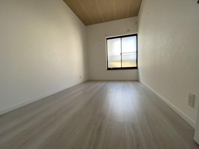 池之宮2丁目　中古一戸建ての寝室|洋室5.0帖
■物件内覧・資金計画相談・住宅ローン相談、リフォーム相談、お問合せ受付中■
※当日・翌日のご内覧、ご相談はお電話でのお問合せがスムーズです！