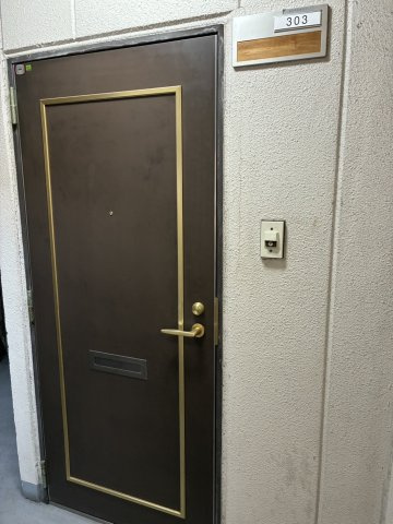 延広ビルの玄関