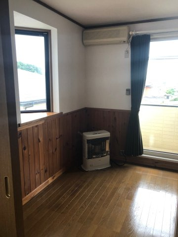 アーバンコートの設備|冷房用エアコン、FF式自動給油ストーブ完備