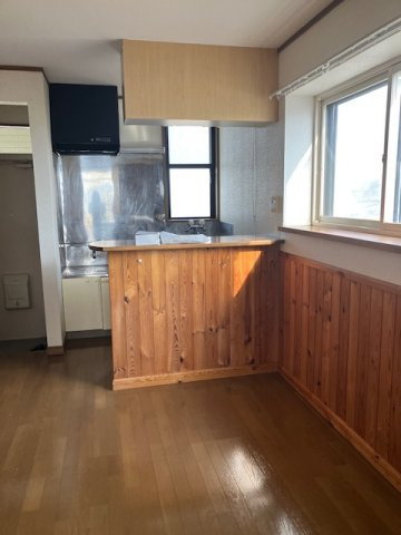 アーバンコートの居間・リビング|角部屋なので明るいお部屋です