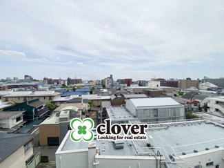 【展望】 | 眼前に広がる空の雄大さと、このお部屋の自慢の一つである「眺望」をご覧ください。毎日、この景色を独り占めできる新生活に夢が広がります。～即日のご見学可能～　お問合せはお気軽にどうぞ。
