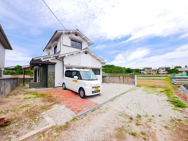 法華寺町一戸建の駐車場