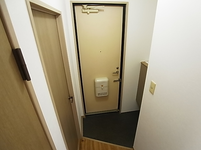 神戸市長田区山下町１丁目のアパートの玄関