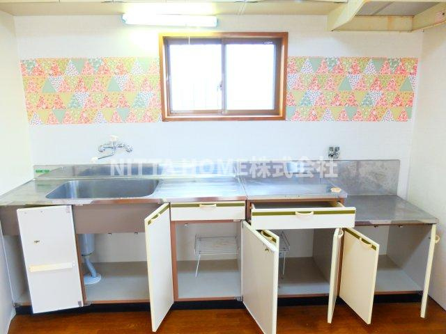 ハイツ森上のキッチン|収納たっぷり広めのキッチン収納です●