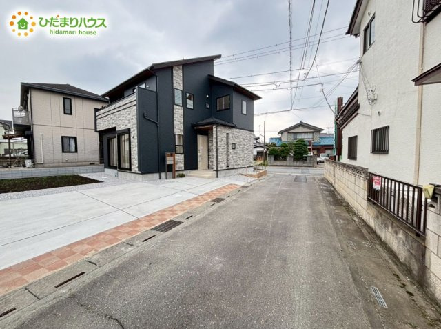 本庄市児玉町児玉南3丁目　新築一戸建て　ブルーミングガーデン　01の前面道路含む現地写真|通りの少ない前面道路なので小さなお子様も安心ですね♪