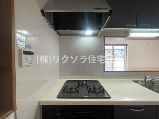 田井町　中古一戸建てのキッチン|ビルトイン三口コンロ
■物件内覧・資金計画相談・住宅ローン相談、リフォーム相談、お問合せ受付中■
※当日・翌日のご内覧、ご相談はお電話でのお問合せがスムーズです！
