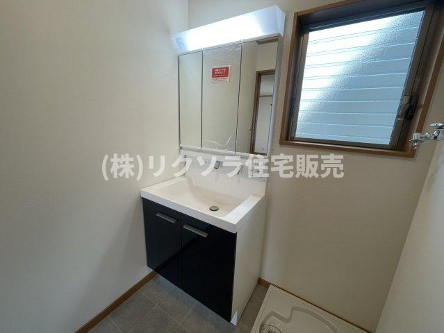 田井町　中古一戸建ての独立洗面台|三面鏡付き独立洗面台
■物件内覧・資金計画相談・住宅ローン相談、リフォーム相談、お問合せ受付中■
※当日・翌日のご内覧、ご相談はお電話でのお問合せがスムーズです！