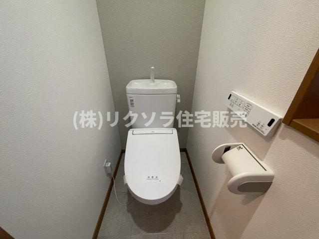 田井町　中古一戸建ての設備|2階　トイレ　温水洗浄便座付き
■物件内覧・資金計画相談・住宅ローン相談、リフォーム相談、お問合せ受付中■
※当日・翌日のご内覧、ご相談はお電話でのお問合せがスムーズです！