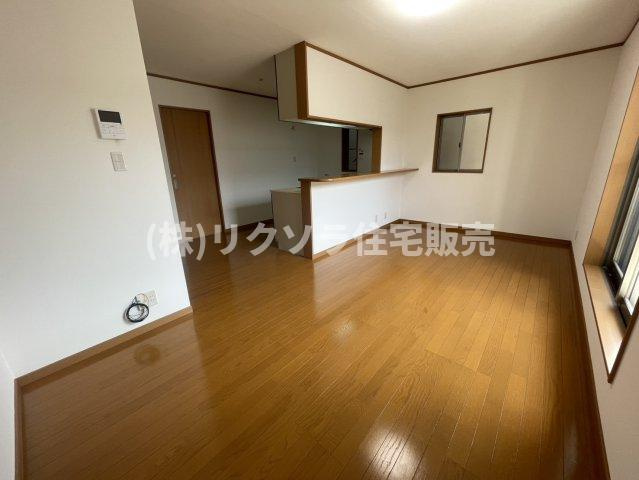 田井町　中古一戸建ての居間・リビング|LDK14.3帖
■物件内覧・資金計画相談・住宅ローン相談、リフォーム相談、お問合せ受付中■
※当日・翌日のご内覧、ご相談はお電話でのお問合せがスムーズです！