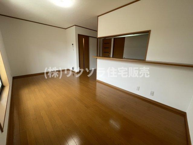 田井町　中古一戸建ての居間・リビング|LDK14.3帖
■物件内覧・資金計画相談・住宅ローン相談、リフォーム相談、お問合せ受付中■
※当日・翌日のご内覧、ご相談はお電話でのお問合せがスムーズです！