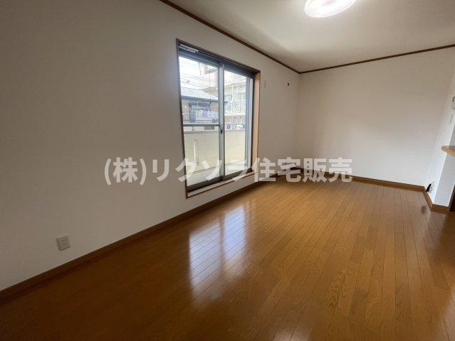 田井町　中古一戸建ての居間・リビング|LDK14.3帖
■物件内覧・資金計画相談・住宅ローン相談、リフォーム相談、お問合せ受付中■
※当日・翌日のご内覧、ご相談はお電話でのお問合せがスムーズです！