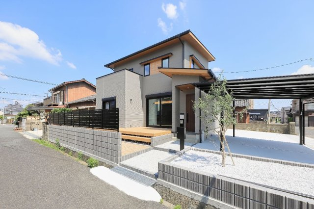 熊西一丁目の完成予想図|【建築プラン例】建物価格2480万円、建物面積118.41㎡
木目調の軒天や広々ウッドデッキ。細部の意匠までこだわり抜いた、デザイン性の高い邸宅。