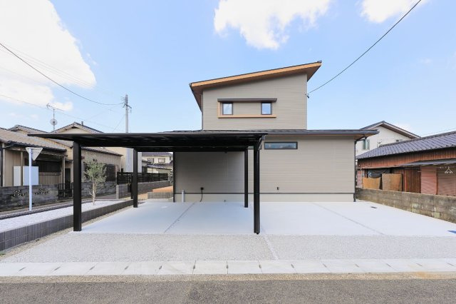 熊西一丁目の完成予想図|【建築プラン例】建物価格2480万円、建物面積118.41㎡
並列駐車可能なゆとりのスペース。意匠性を高める大型カーポートを備えたモダンな外観。