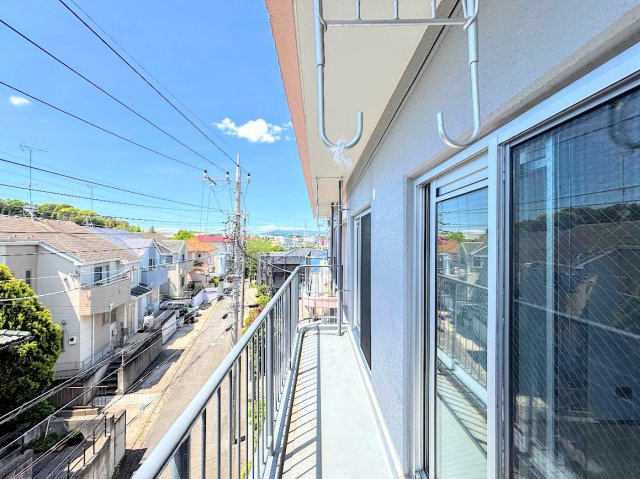 スカイヴィレッジ戸塚のバルコニー|広いバルコニーは寝室と子供部屋からアクセスできる2WAY動線。お布団も洗濯物もたくさん干せます！！