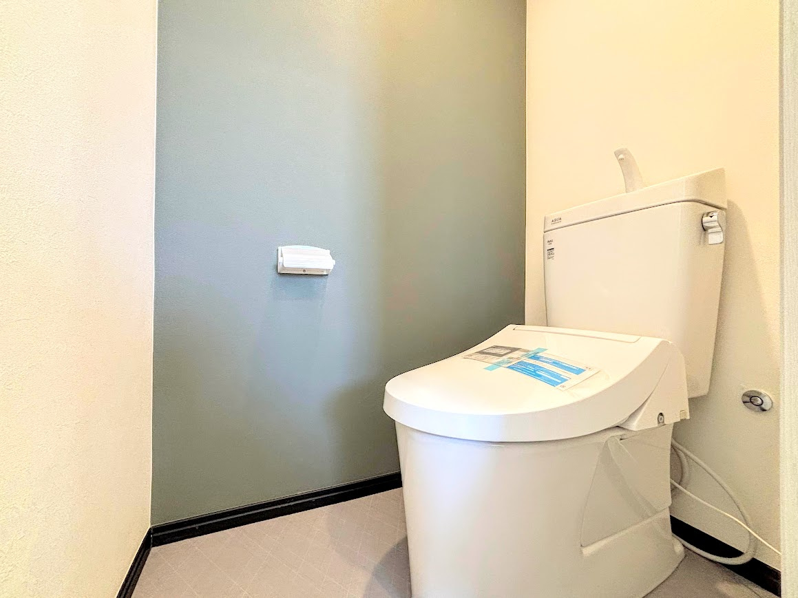 スカイヴィレッジ戸塚のトイレ|◆清潔感のある白を基調とした落ち着ける空間。小窓をもうけていますので、こもりやすい空気の入れ替えも簡単に行えますね！