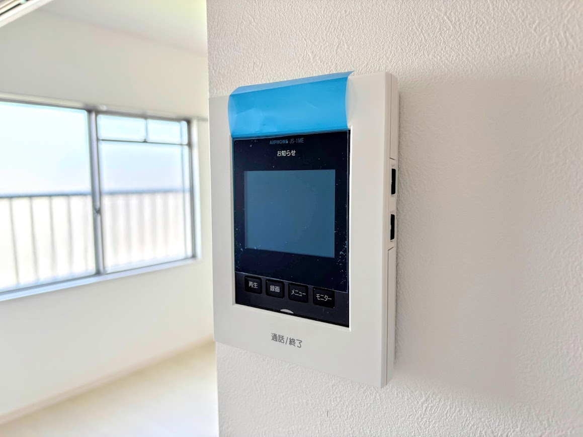 スカイヴィレッジ戸塚のセキュリティ|◆玄関に行かなくても来訪者が確認でき、ハンズフリーで会話をすることが出来ます。モニターを確認する事によって防犯効果も高まります。