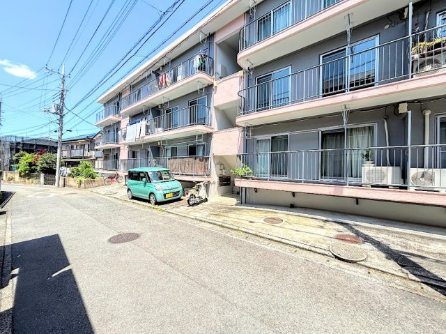 スカイヴィレッジ戸塚の独立洗面台|◆毎日使う場所だから、機能的で使いやすさに配慮したパウダールーム。すっきりと使えるように収納も豊富にご用意しています。