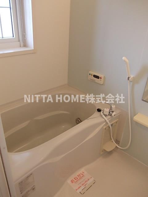 ベル　ファミーユⅢ　１番館の浴室|浴室に小窓有り◎追炊き機能＆浴室乾燥付き(^^)