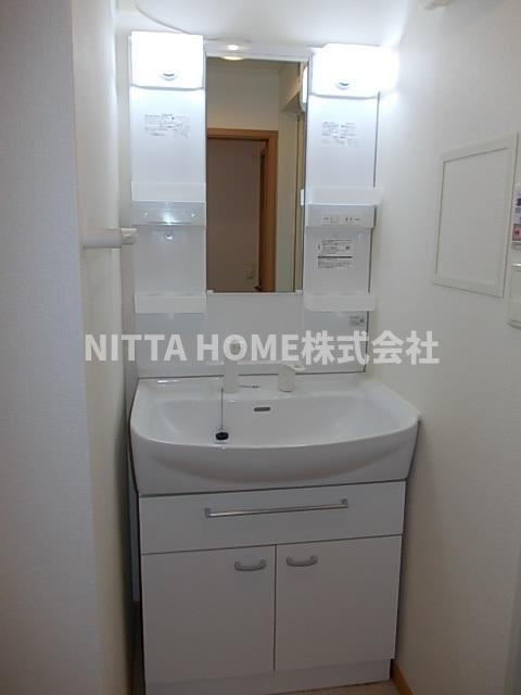 ベル　ファミーユⅢ　１番館の洗面所|独立洗面台はシャワー付きです(*^^)v