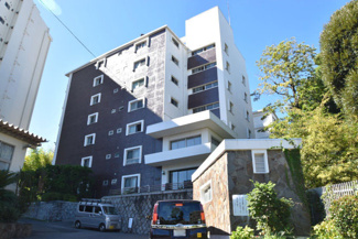 【外観】 | 青空によく映える建物です。手入れの行き届いた外壁やマンション正面エントランスなど、綺麗な姿をぜひ一度、現地にてご覧ください。～即日のご見学可能～　お問合せはお気軽にどうぞ。
