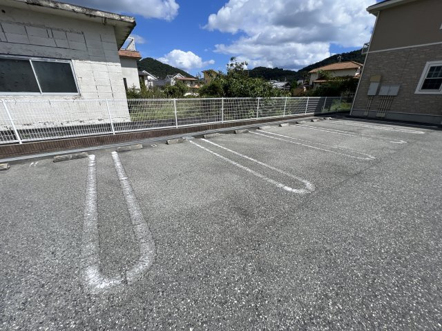 ドミールディオンⅡの駐車場
