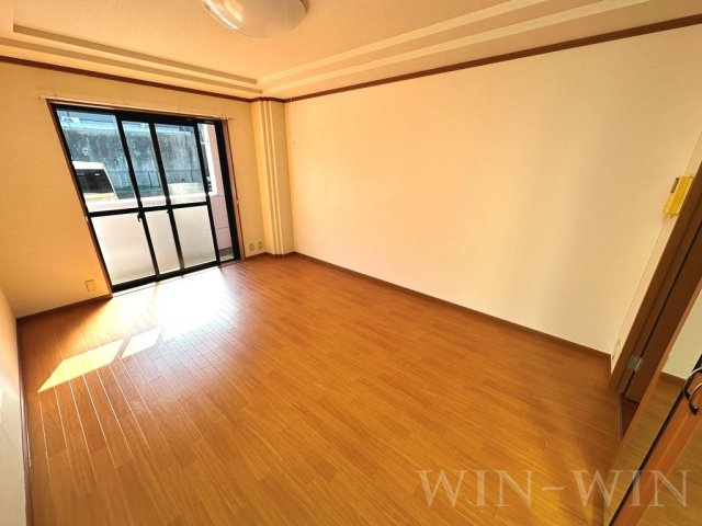 グランシャリオ一色の洋室